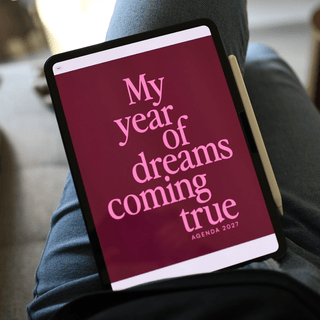 Agenda 2027 en iPad con la portada My year of dreams coming true