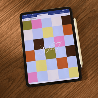 Agenda 2027 de monpaper en iPad con la portada de cuadros de colores 2027